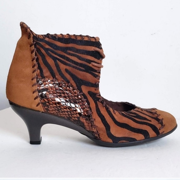 HELLE COMFORT Shoes Low Heel Ankle Bootie Animal Print Snake Tiger Zebra - Picture 2 of 16
